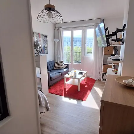 Quiet Studio Near Paris 아파트