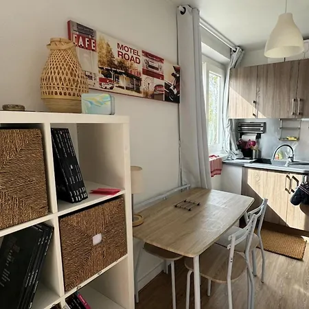 Quiet Studio Near Paris 아파트